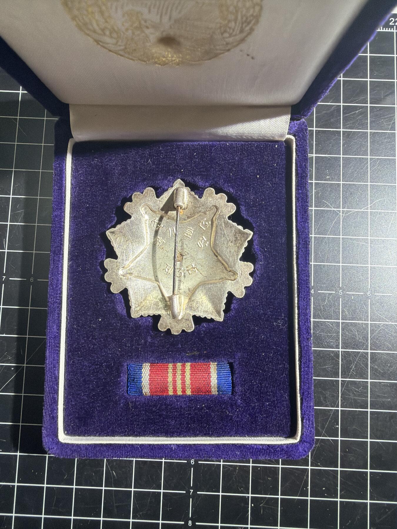 古冰库章牌勋赏收藏0起拍卖 稀少方盒 朝总联版烫金国徽盒三级国旗勋章带盒略