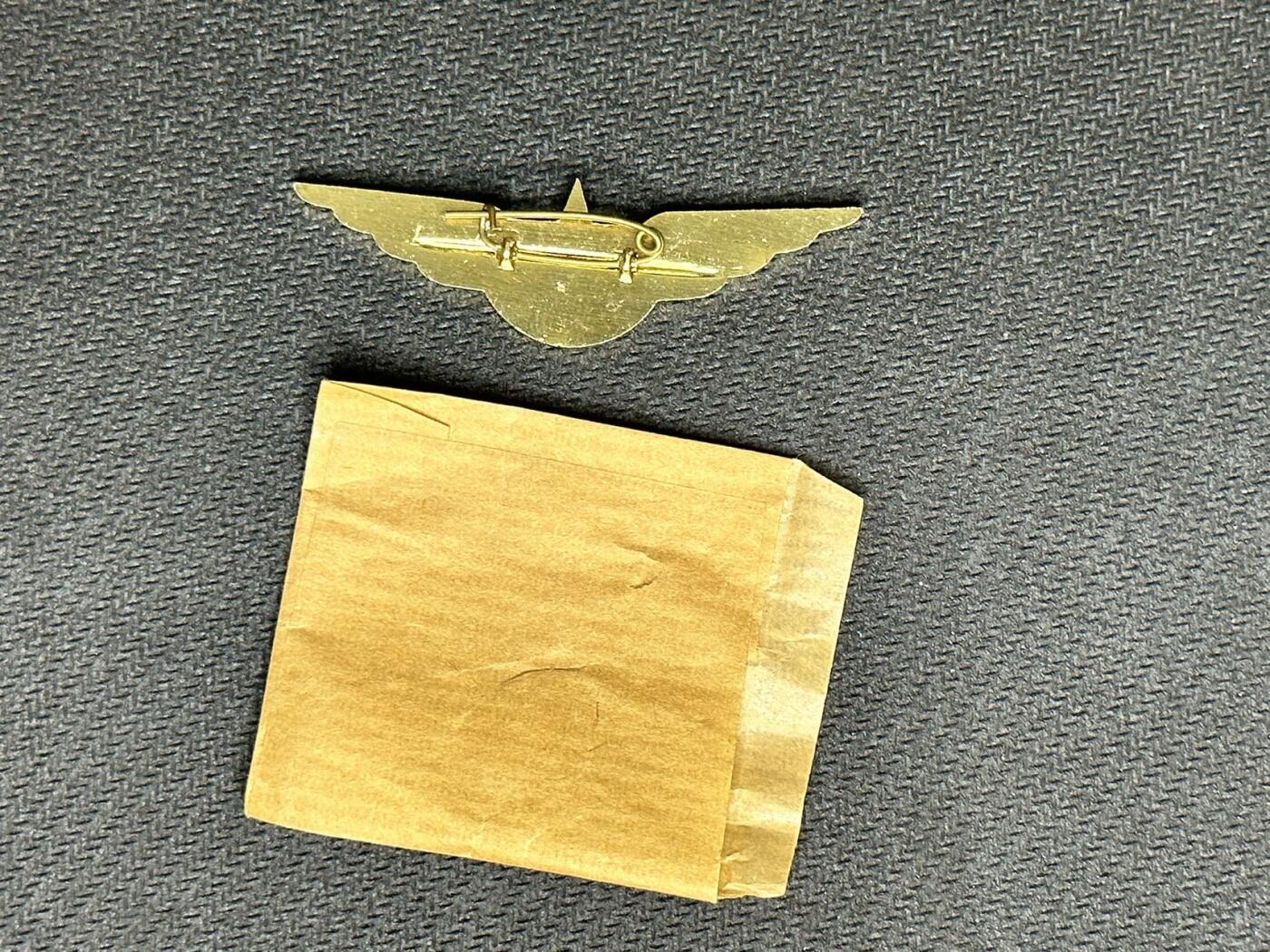 新时代收藏快速小拍 拍卖本周一线所得新货 4月10日场 民航飞行员徽章库存品带原纸袋