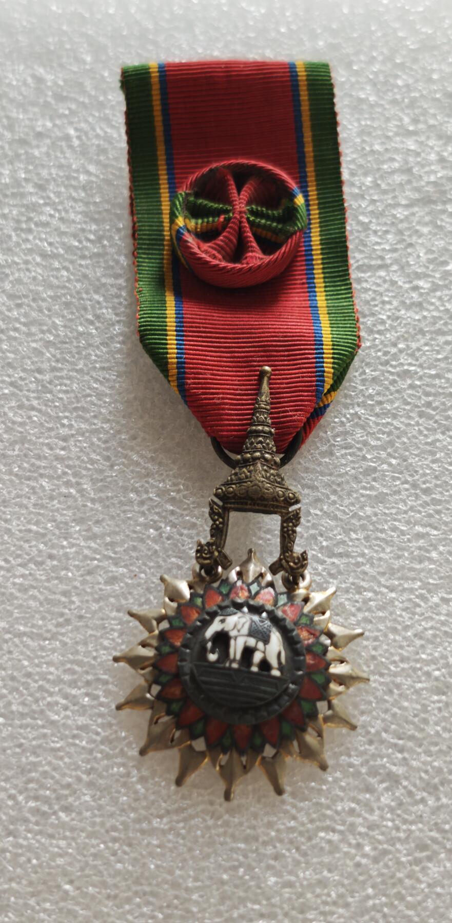 瓶子🏺第236期拍卖会  泰国五级（成员级）最崇高白象勋章（Order of the White Elephant, 5th Class/Member）银质（银镀金）中央为白象（泰国国宝与王权象征），立于多层台座之上，象身饰有鞍具，白象为泰国文化中神圣、尊贵的符号，代表王权与祥瑞