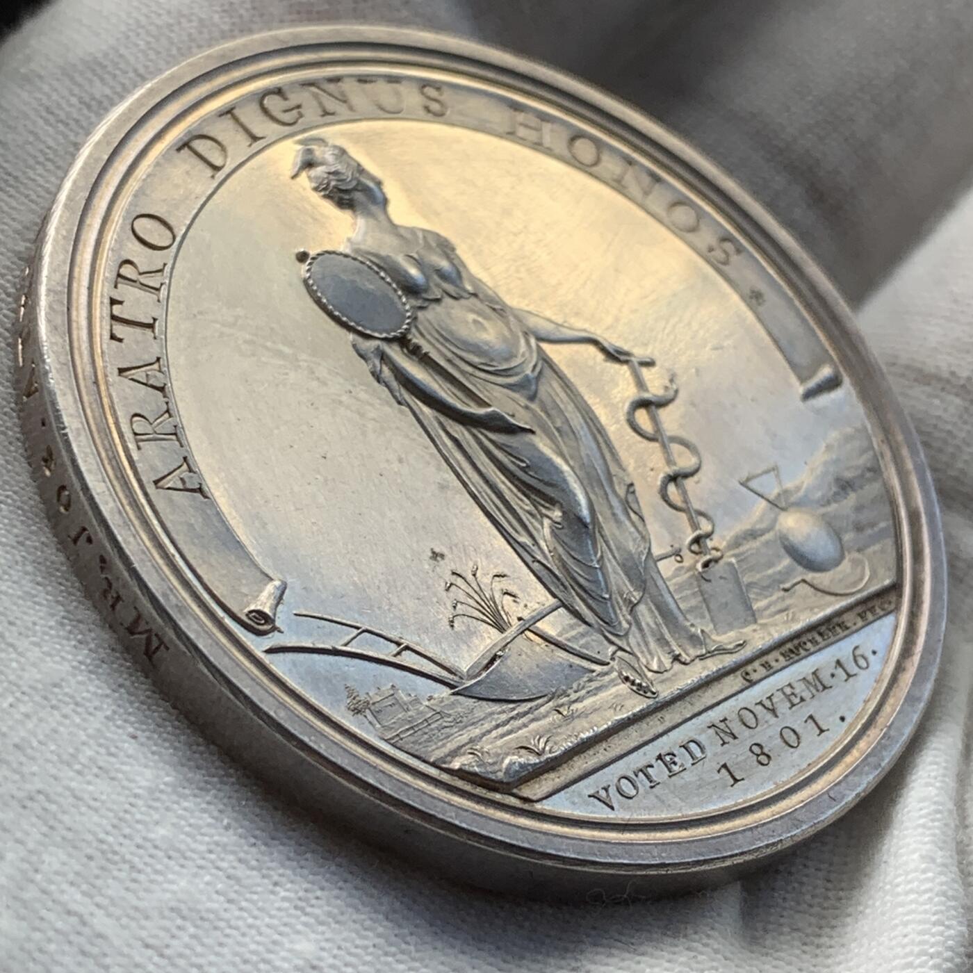 掌中浮雕-藏着的欧洲第057场 1801年英国农业委员会银奖章 ，48mm, 62g。C.H.kuchler雕刻。边缘刻获奖人：Mr Josh.Atkinson, 极罕！