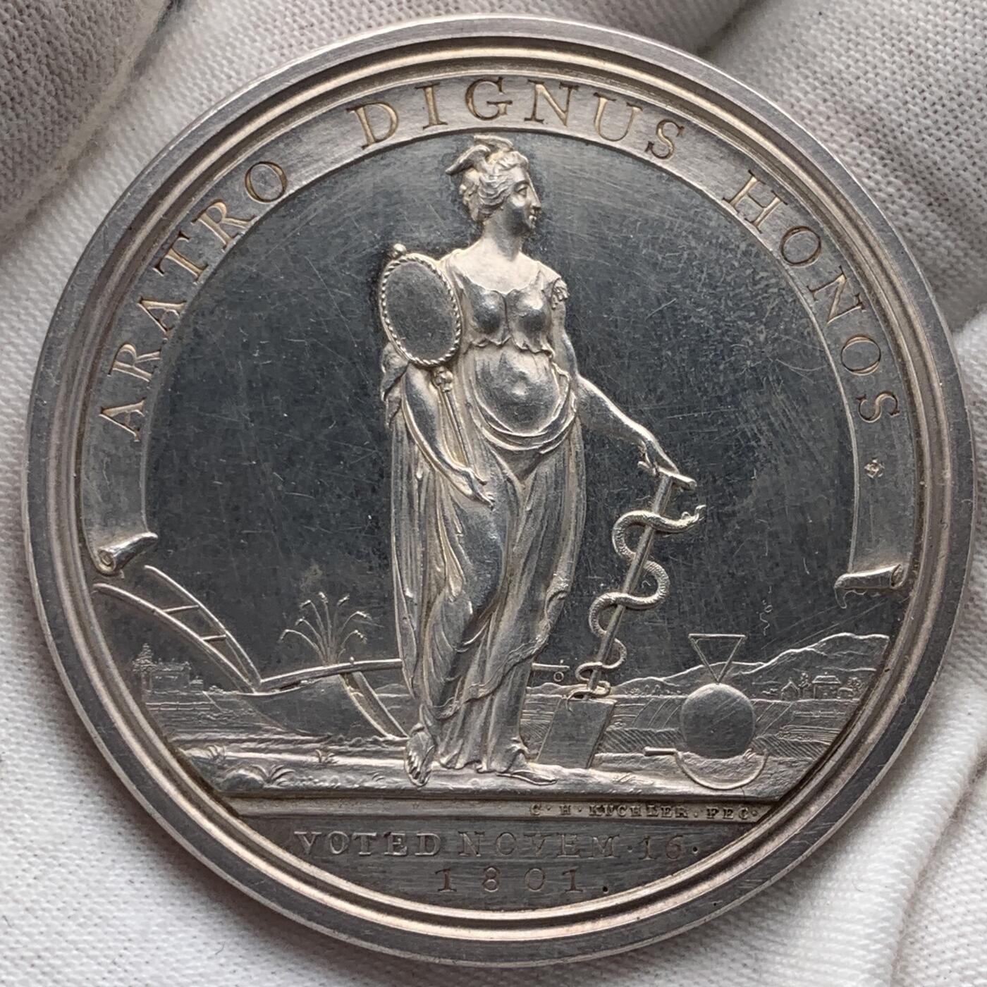 掌中浮雕-藏着的欧洲第057场 1801年英国农业委员会银奖章 ，48mm, 62g。C.H.kuchler雕刻。边缘刻获奖人：Mr Josh.Atkinson, 极罕！