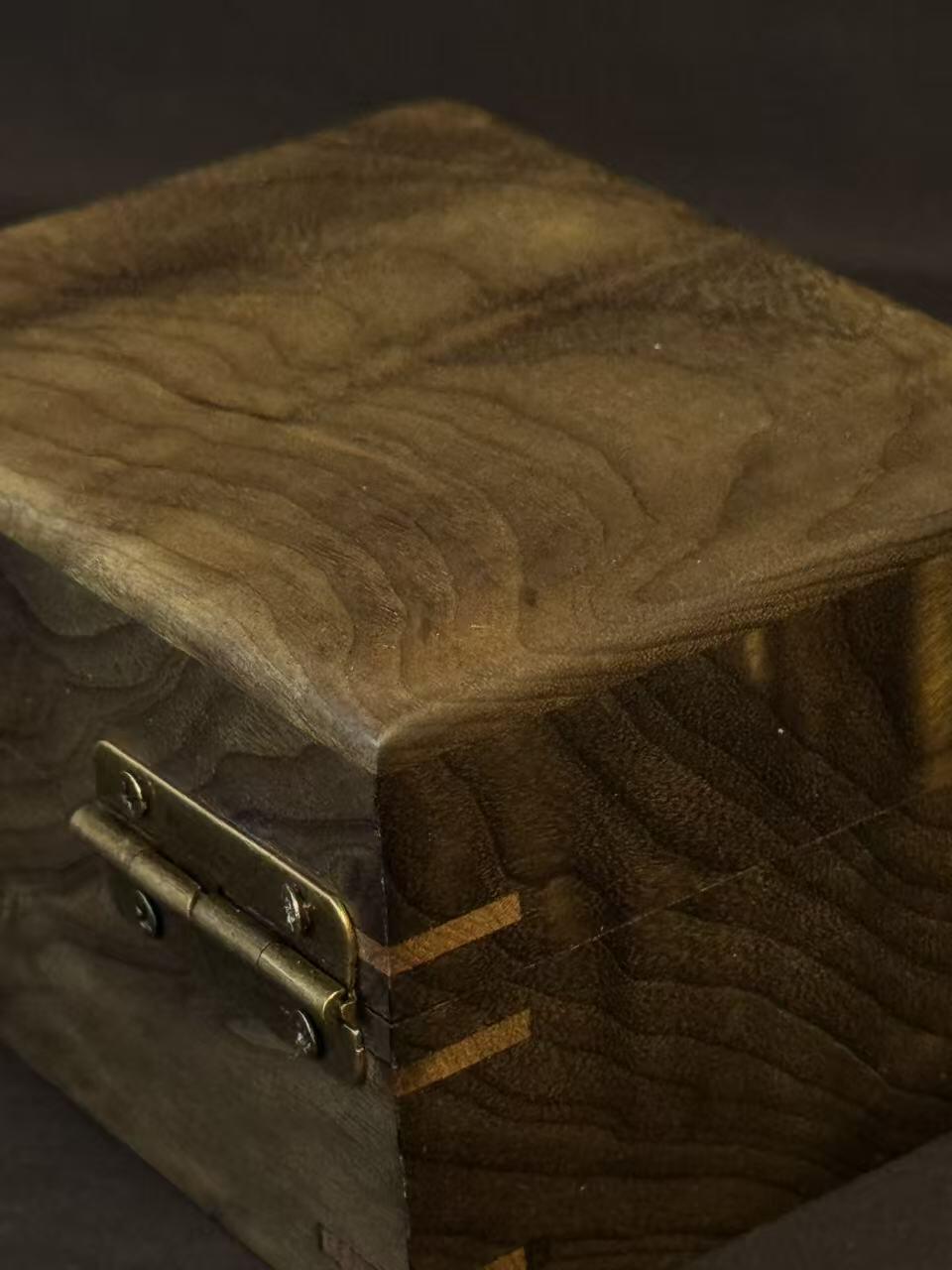 零元拍：精工手做金丝楠阴沉木满水波满纹满金丝首饰盒/品香盒，尺寸：100.5/79.5/61MM。