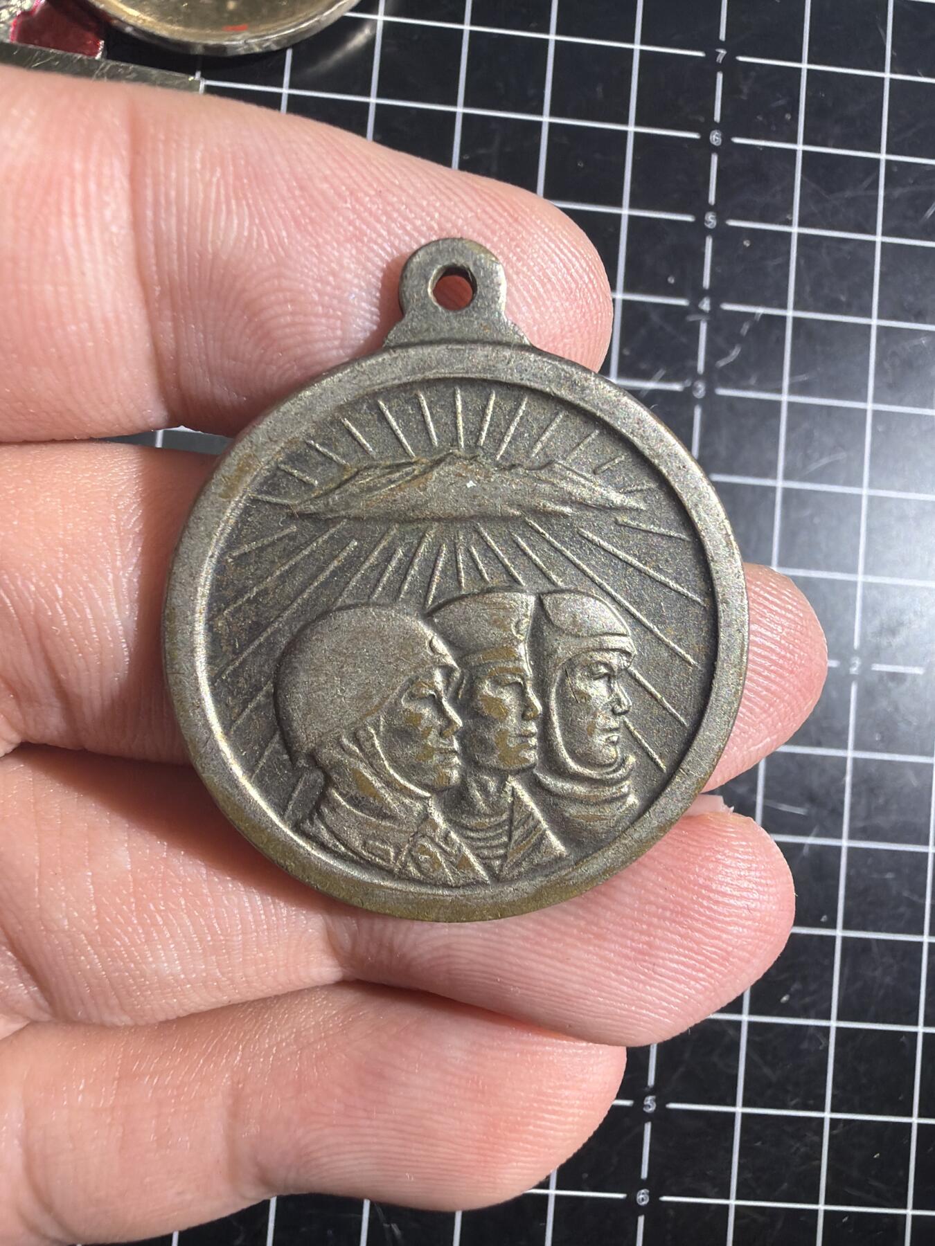 古冰库章牌勋赏收藏0起拍卖 朝鲜海陆空三军纪念章