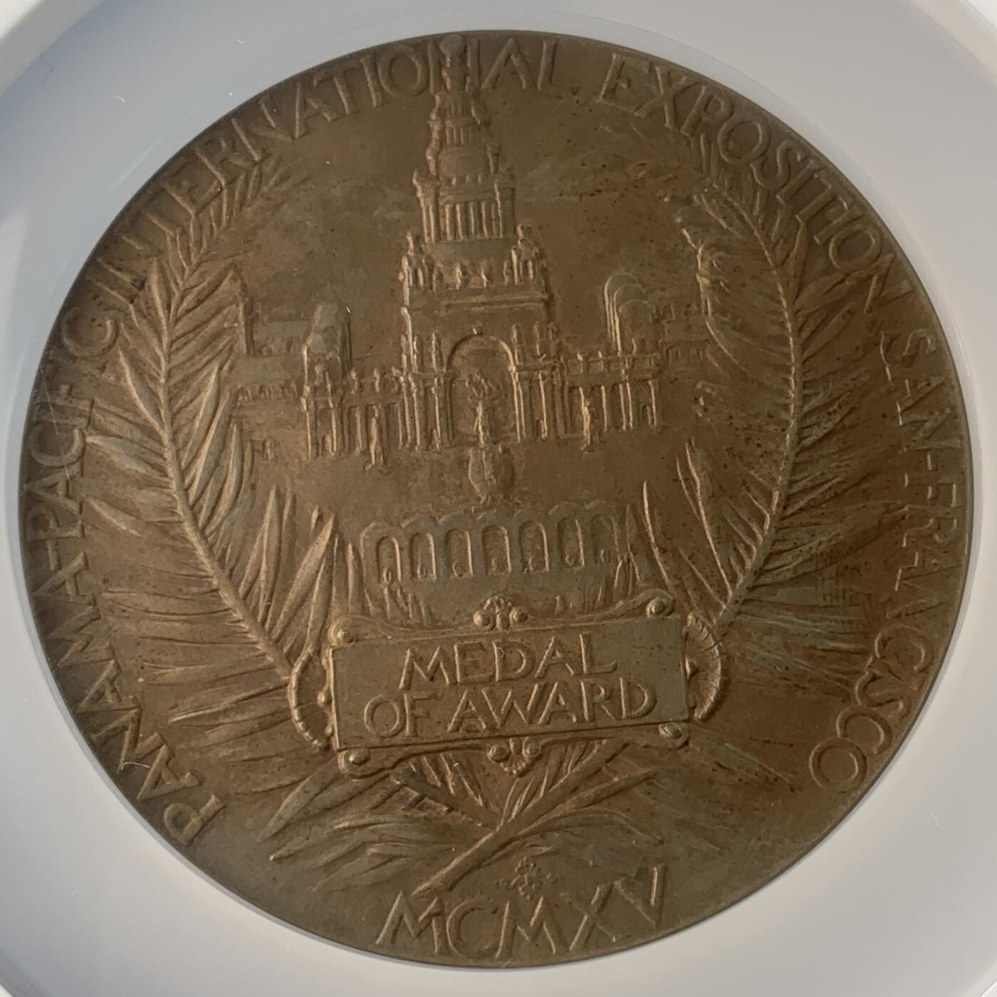 掌中浮雕-藏着的欧洲第057场 NGC MS62 : 1915年巴拿马世博会纪念铜章，70mm，末图引自中国山东烟台张裕葡萄酒博物馆墙图。张裕葡萄酒荣获1915年巴拿马世博会金奖。