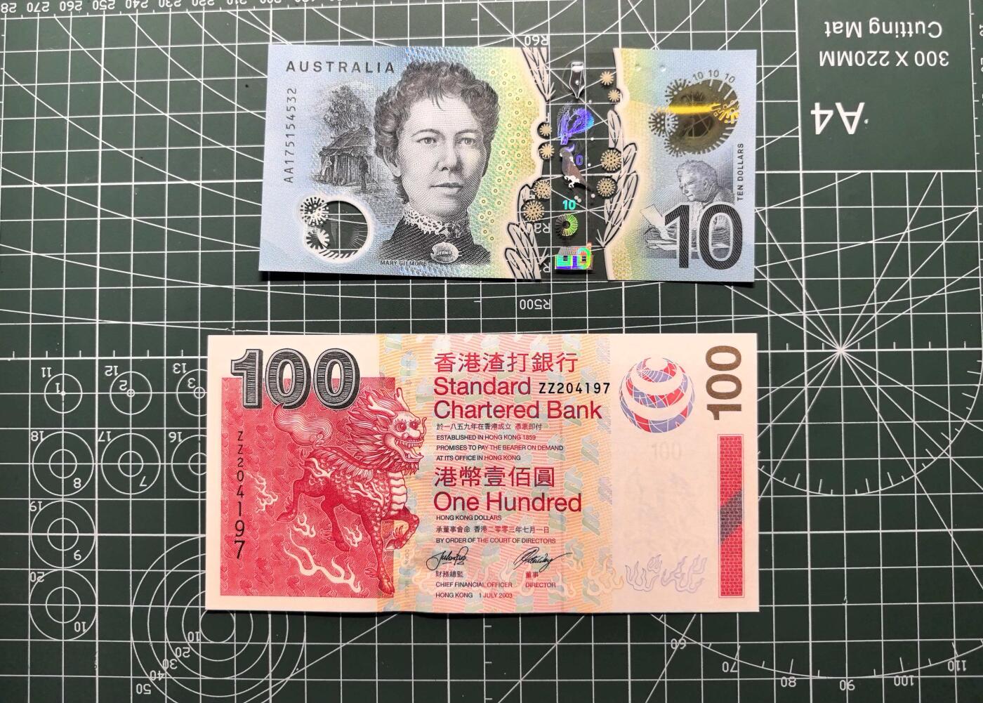 《外钞收藏家》第六百二十五期（精选场）（长期征集拍品、欢迎藏友们联系合作） 2017年澳大利亚10元塑料钞 AA冠+2003年香港渣打银行100元 补号 2张 全新UNC