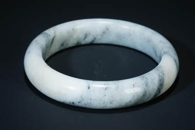 上海都达杂项专场102【全场包邮】  天然和田玉点墨青花手镯96-31