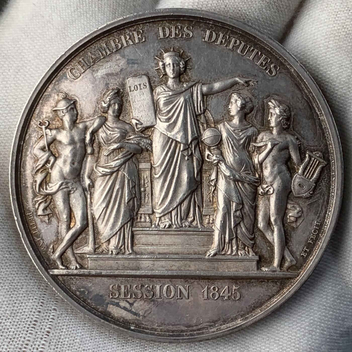 掌中浮雕-藏着的欧洲第057场 1845年法国奥尔良王朝众议院议员银质奖章，此奖章为法国众议院在每一届议会开幕时颁发，最早作为议员身份证明，后来成为惯例作为纪念发放。正面为法国国王路易.菲利普，52mm，73.5g，船首边铭，原铸