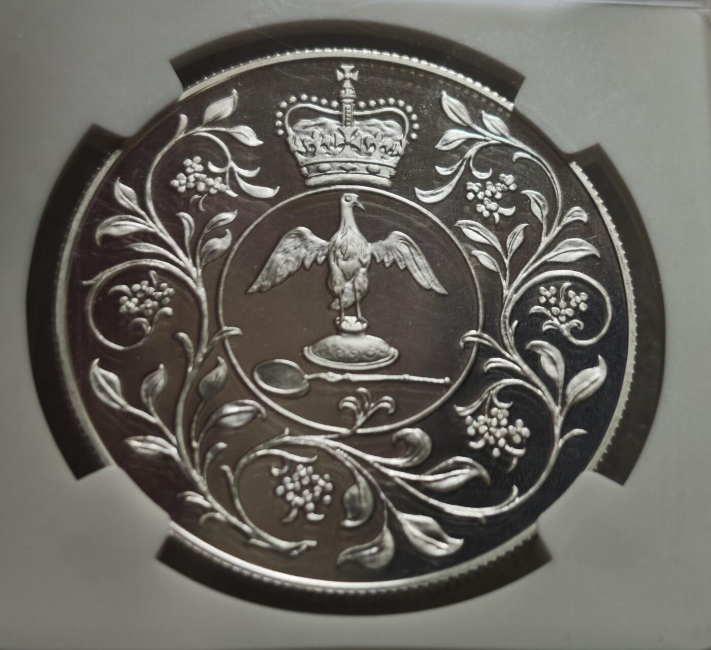 瓶子🏺第236期拍卖会  英国1977年伊丽莎白二世银禧纪念币（NGC PF68 Ultra Cameo）英国皇家铸币局（Royal Mint）发行的1977年伊丽莎白二世银禧纪念银币，封装于NGC（Numismatic Guaranty Company）国际顶级钱币评级机构的密封评级盒中，评级为PF 68 ULTRA CAMEO（精制未流通品，深度浮雕、高清镜面效果）