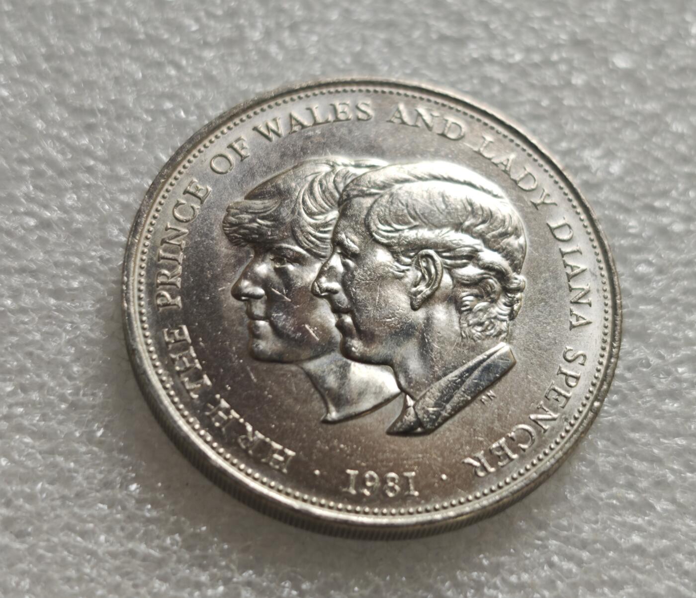 瓶子🏺第236期拍卖会  英国皇家铸币局为纪念1981年7月29日查尔斯王子（现任英国国王）与戴安娜·斯宾塞的世纪婚礼发行的纪念币，面值为25便士（1克朗），是英国最具知名度的现代纪念币之一