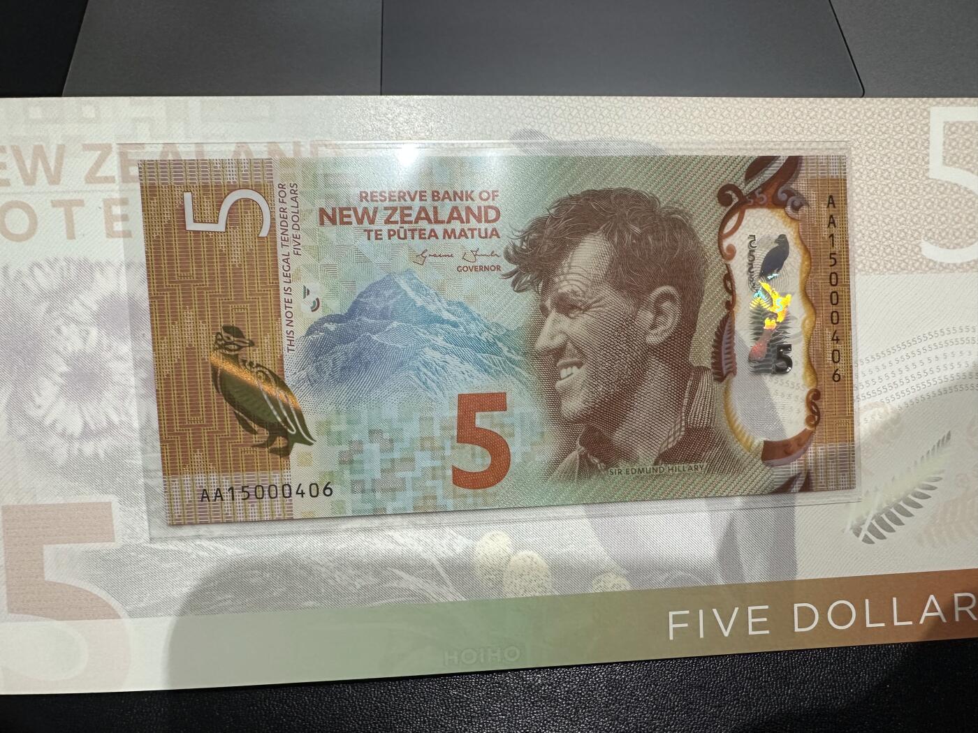 《外钞收藏家》第六百二十五期（精选场）（长期征集拍品、欢迎藏友们联系合作） 新西兰明亮版塑料钞5-100元 五张一起 AA冠 全同号 百位号406 全新UNC 原装册子