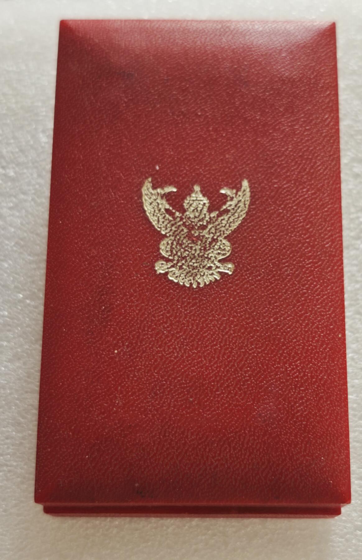 瓶子🏺第236期拍卖会  泰国五级（成员级）最崇高白象勋章（Order of the White Elephant, 5th Class/Member）银质（银镀金）中央为白象（泰国国宝与王权象征），立于多层台座之上，象身饰有鞍具，白象为泰国文化中神圣、尊贵的符号，代表王权与祥瑞