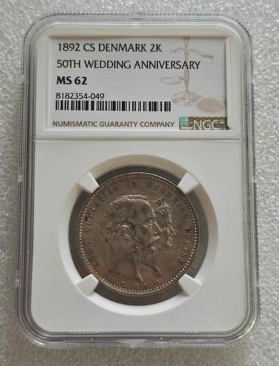 瓶子🏺第236期拍卖会 -  丹麦王国（Denmark）于1892年发行的克里斯蒂安九世与路易丝王后金婚（50周年结婚纪念）2克朗（2 Kroner）银币，由国际顶级钱币评级机构NGC（Numismatic Guaranty Company）评级为 MS 62
