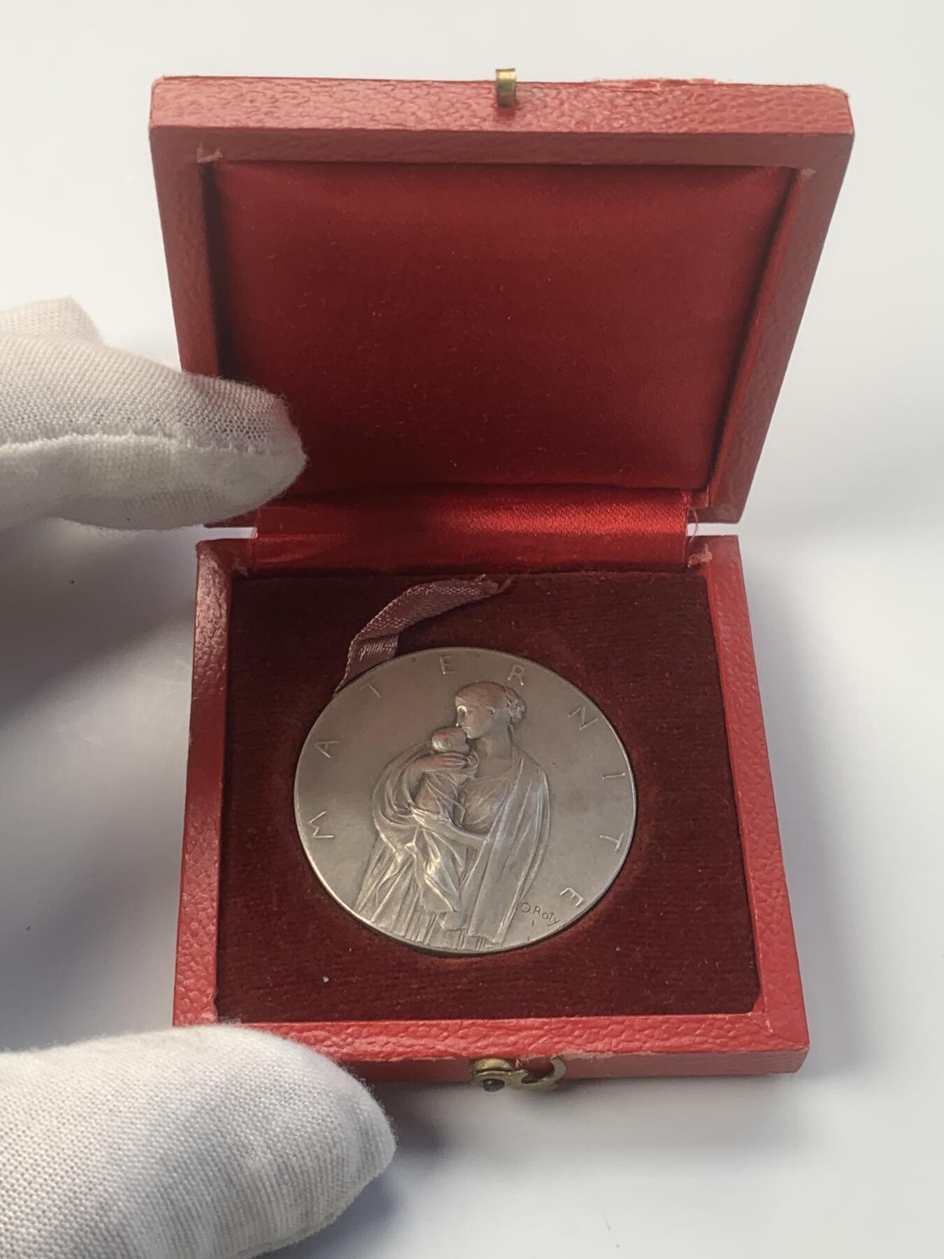 掌中浮雕-藏着的欧洲第057场 法国母爱银章，37mm，22.9g， 章牌大师奥斯卡.罗蒂Oscar Roty（1846-1911）作品，未刻字，有合适盒子（无法确定是否原盒）