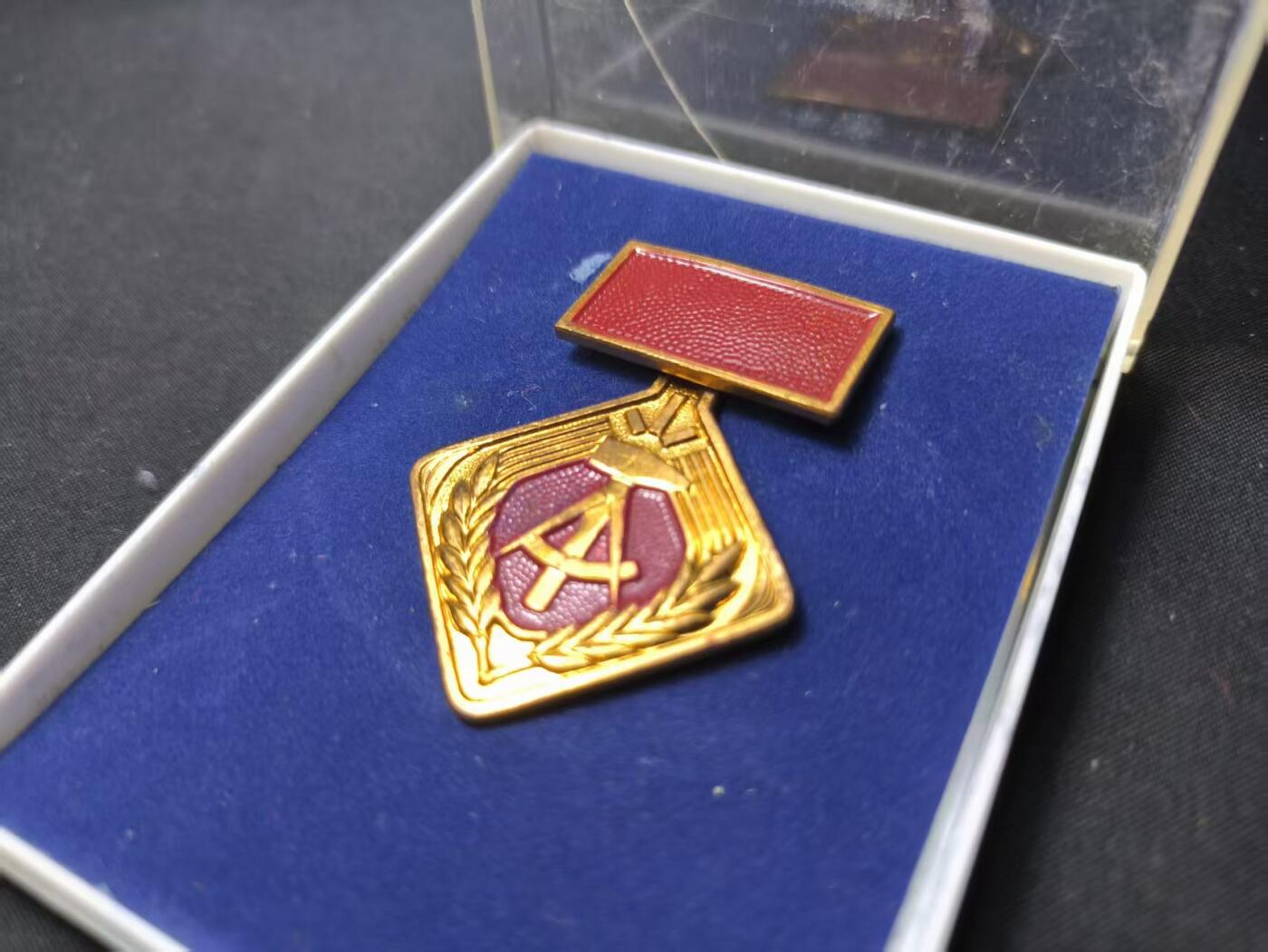 云宸嘉赏-勋臻佳藏四月精品甄选场次（低佣 一元一手） 民主德国劳动荣誉奖章 早期版美品带原盒 赠友佳品