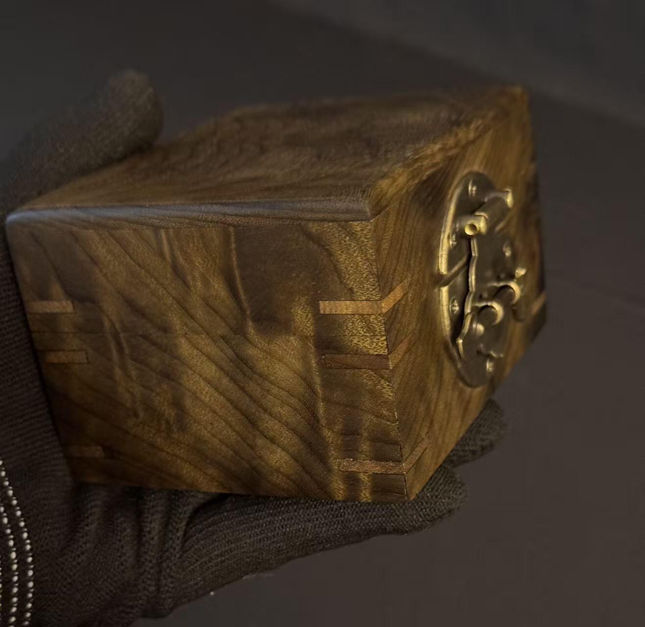 零元拍：精工手做金丝楠阴沉木满水波满纹满金丝首饰盒/品香盒，尺寸：100.5/79.5/61MM。