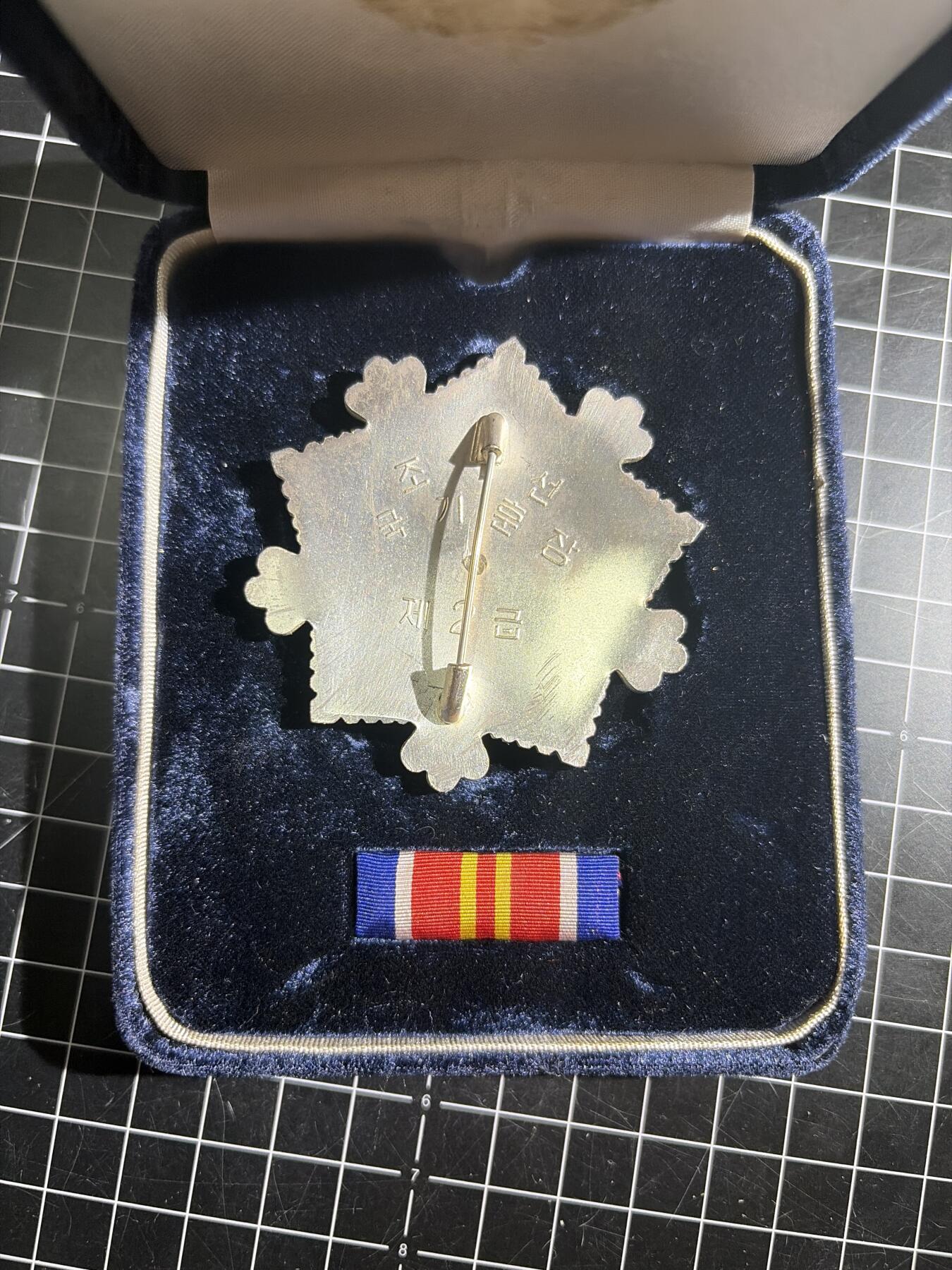 古冰库章牌勋赏收藏0起拍卖 稀少方盒 朝总联版烫金国徽盒二级国旗勋章带盒略