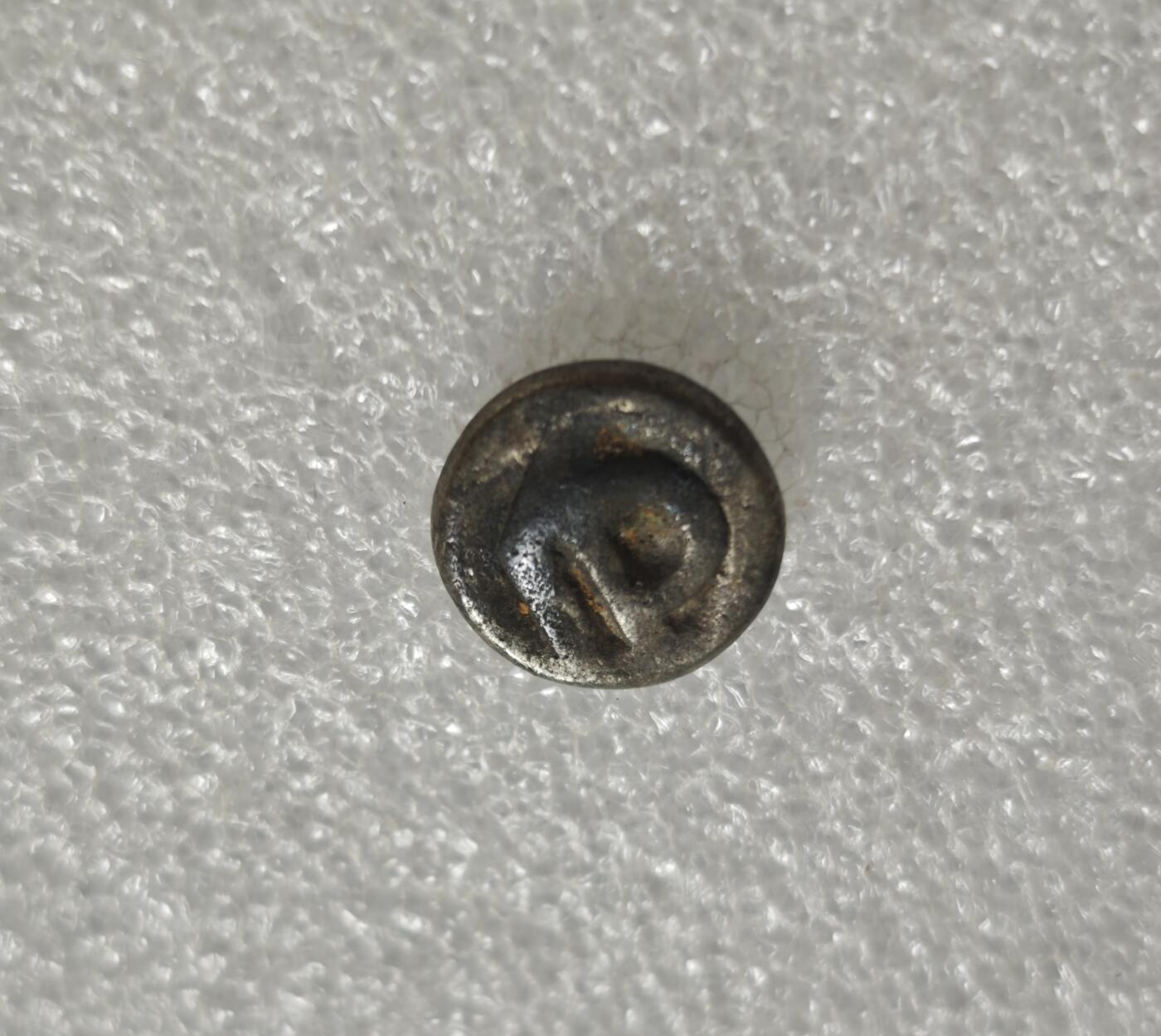 瓶子🏺第236期拍卖会  三佛齐（室利佛逝）檀香花打制银币 东南亚海上丝路核心王朝，无传统方孔钱，以打制金银/银锭/小银币为贸易媒介；檀香是核心出口商品，故以四瓣檀香花为官方戳记/币面主图