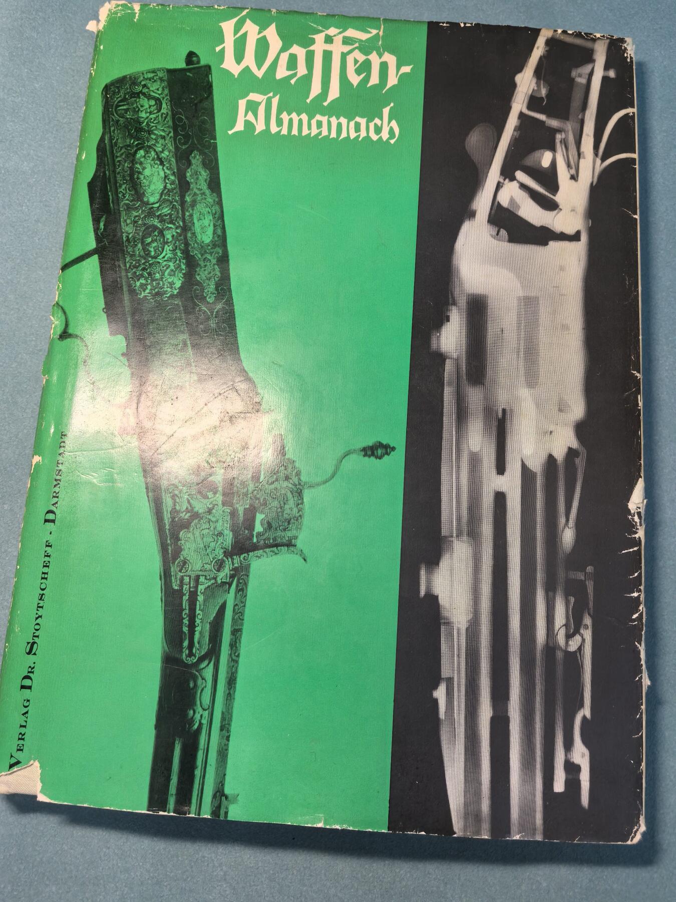 盛世勋华——号角文化勋章邮票专场拍卖第313期 德文军事历史文献 德语区非常经典的《武器年鉴》 枪械、冷兵器、军事历史爱好者的权威参考资料 厚达256页