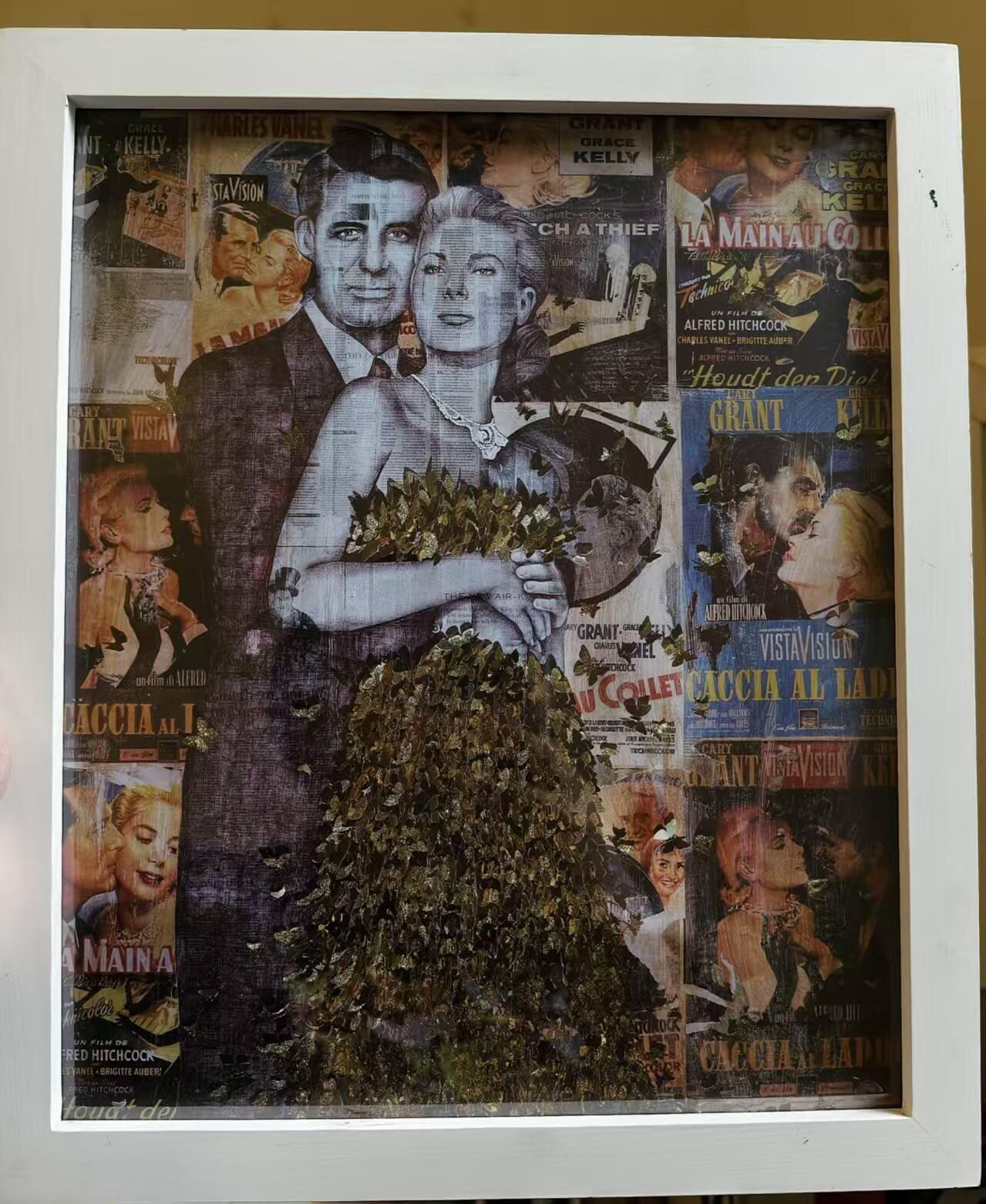 瓶子🏺第236期拍卖会 法国艺术家Cali 创作的混合媒介版画，主题致敬经典电影《捉贼记》中的银幕情侣——加里·格兰特与格蕾丝·凯利。 作品采用拼贴与浮雕结合的手法，背景由多张复古电影海报碎片构成，营造出浓厚的怀旧氛围。 Caroline 擅长将流行文化符号与当代艺术语言融合，这件作品不仅是一次对黄金时代好莱坞的致敬，也体现了她对“记忆”与“影像”的再创作。尺寸33.5*28