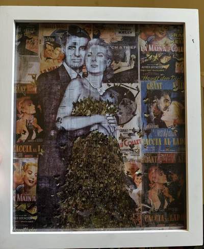 瓶子🏺第236期拍卖会 - 法国艺术家Cali 创作的混合媒介版画，主题致敬经典电影《捉贼记》中的银幕情侣——加里·格兰特与格蕾丝·凯利。 作品采用拼贴与浮雕结合的手法，背景由多张复古电影海报碎片构成，营造出浓厚的怀旧氛围。 Caroline 擅长将流行文化符号与当代艺术语言融合，这件作品不仅是一次对黄金时代好莱坞的致敬，也体现了她对“记忆”与“影像”的再创作。尺寸33.5*28