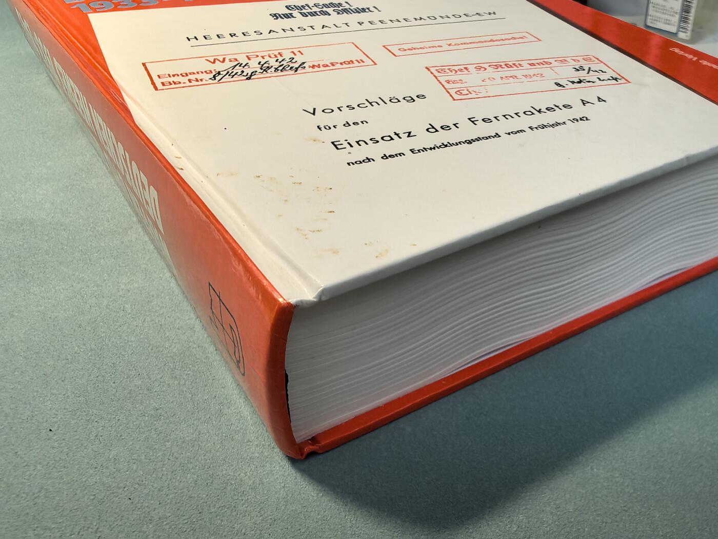 盛世勋华——号角文化勋章邮票专场拍卖第313期 德文军事历史文献  《二战德国陆军装备的秘密武器》 权威图鉴类书籍 详细记录了1933至1945年间德军列装的所有制式装备及绝密研发项目 厚达560页