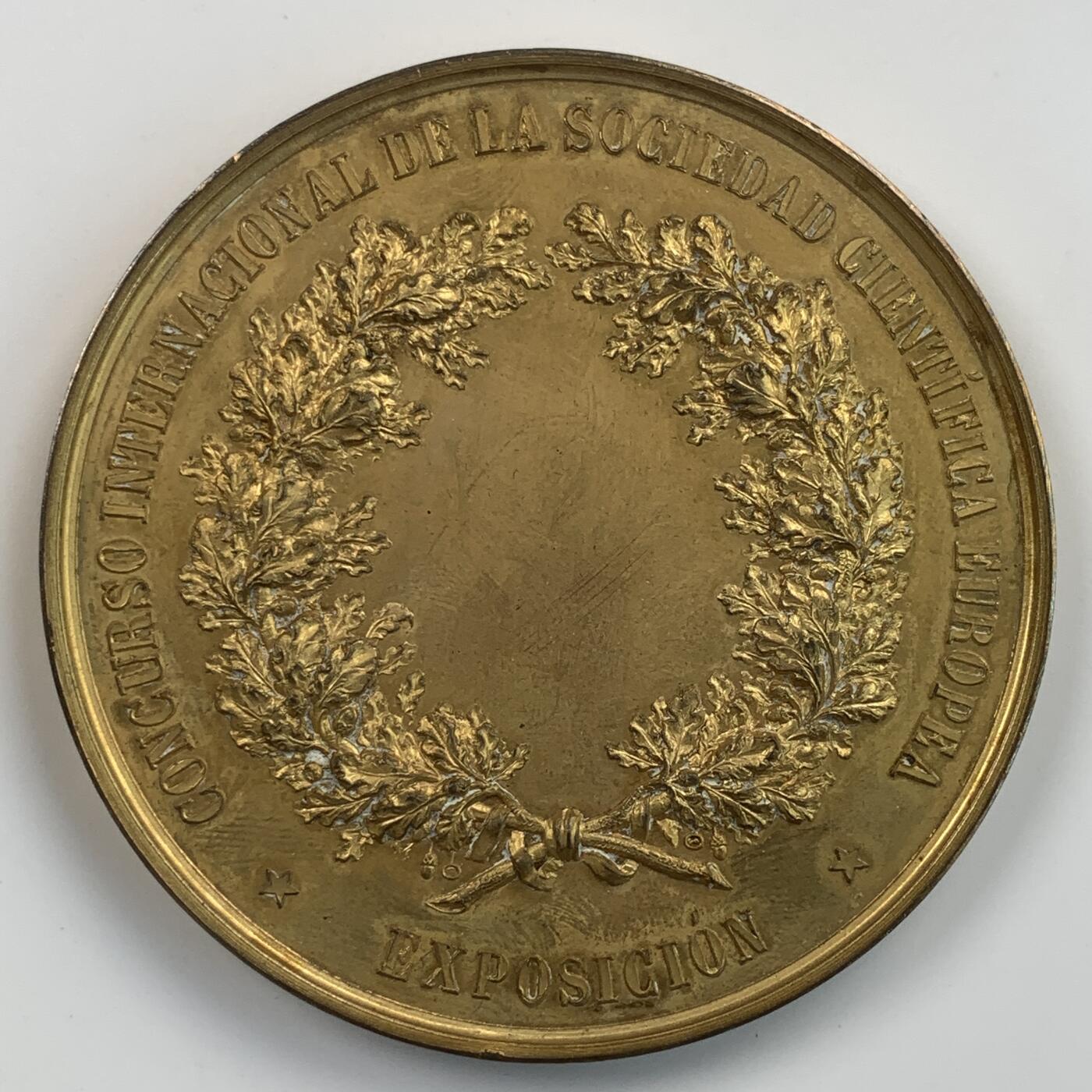 掌中浮雕-藏着的欧洲第057场 1890年西班牙欧洲科学博览会镀金铜章，带原盒（盒子有破损），71mm