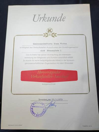 云宸嘉赏-勋臻佳藏四月精品甄选场次（低佣 一元一手） - 民主德国德累斯顿消费合作社「优秀销售网点委员会」荣誉证书 授予伊雷妮・维策
