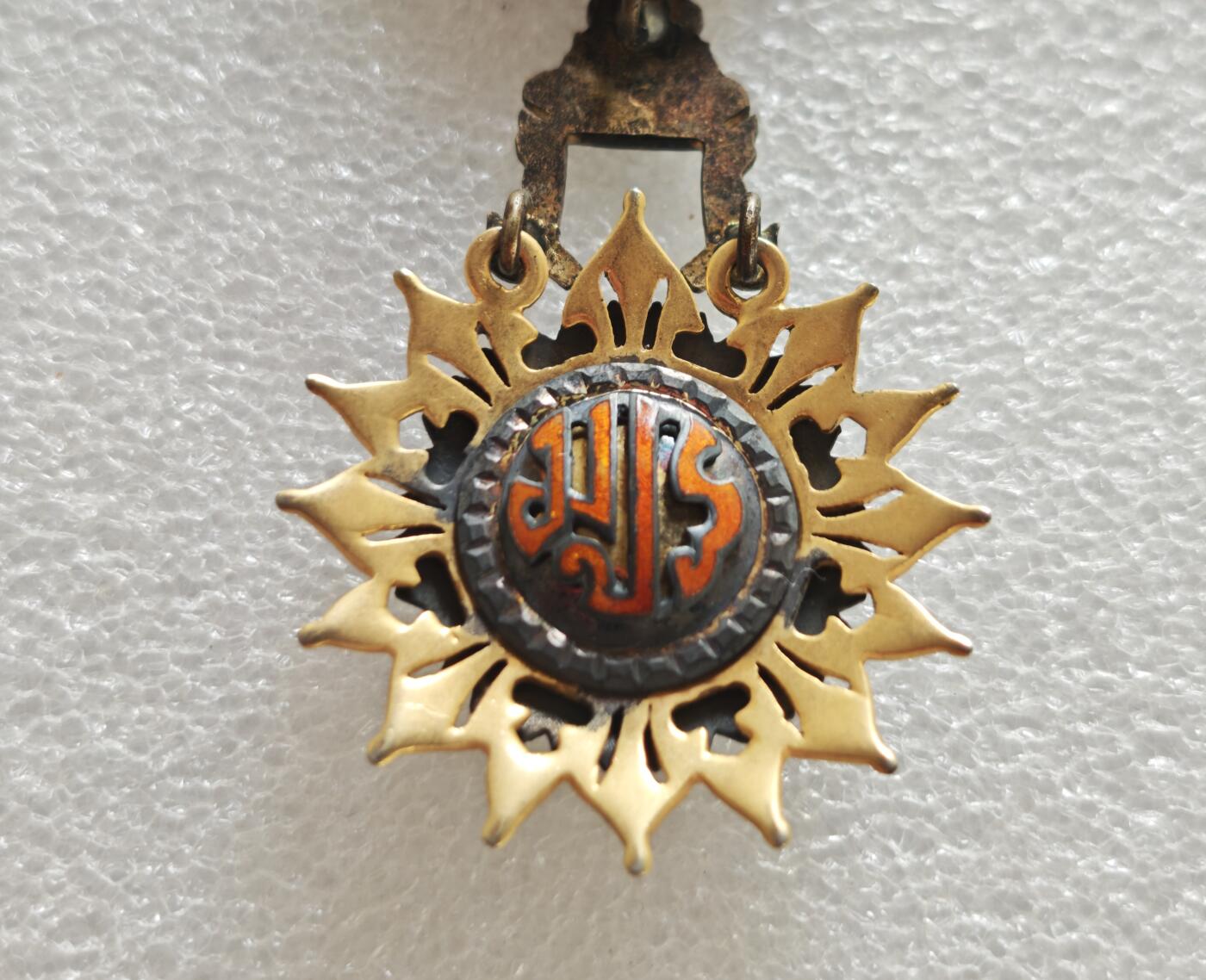 瓶子🏺第236期拍卖会  泰国五级（成员级）最崇高白象勋章（Order of the White Elephant, 5th Class/Member）银质（银镀金）中央为白象（泰国国宝与王权象征），立于多层台座之上，象身饰有鞍具，白象为泰国文化中神圣、尊贵的符号，代表王权与祥瑞