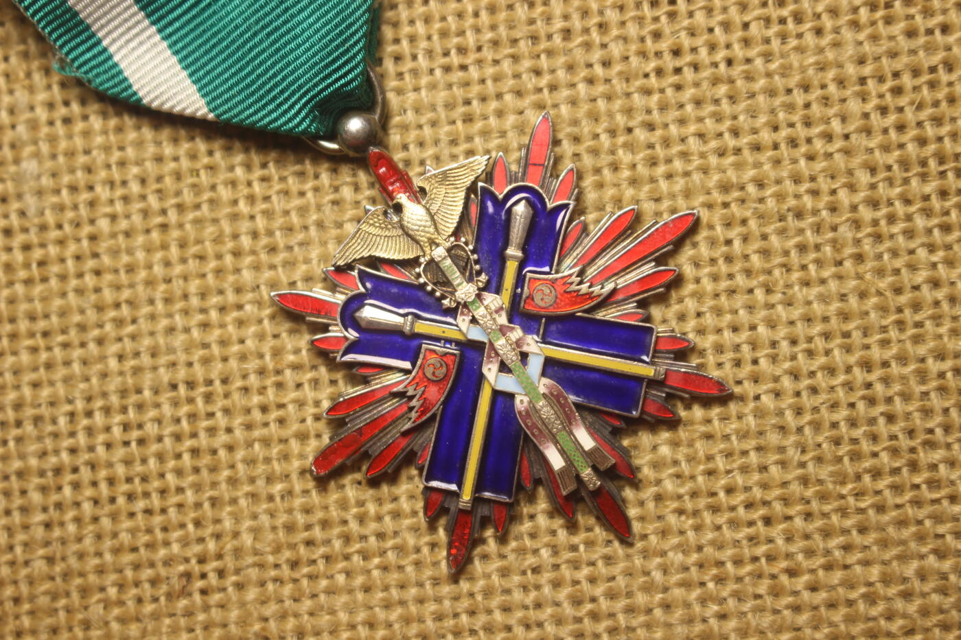 2026.4.11苏、日主题拍卖 五等金鵄章，昭和早式样，银质镀金，局部珐琅，日常佩戴品相，九点十二点方向红色珐琅修补，上挂仿品