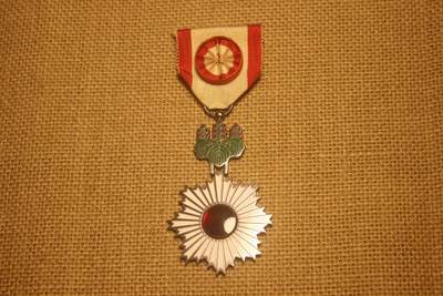 2026.4.11苏、日主题拍卖 - 四等旭日章，战后式样，银质镀金局部珐琅，轻微佩戴痕迹，青叶珐琅有磕碰