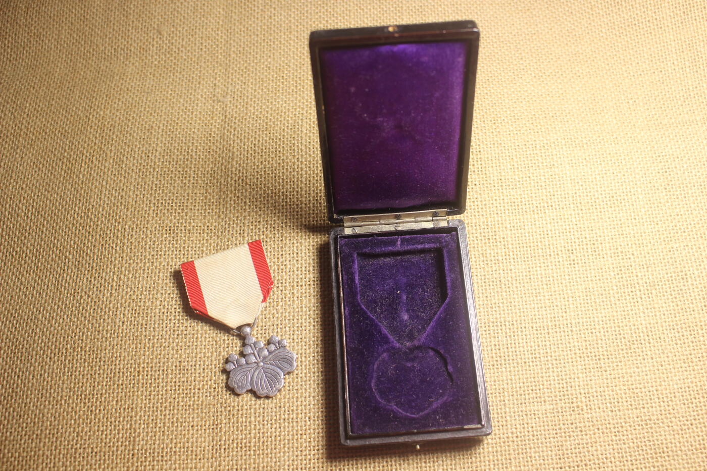 2026.4.11苏、日主题拍卖 八等白叶章，大正式样，银质，轻微佩戴痕迹