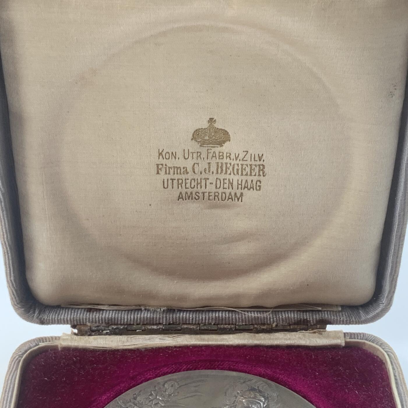 掌中浮雕-藏着的欧洲第057场 NGC MS63 : 1909年荷兰朱莉安娜公主出生银章， 65mm ，111g，J.C.Wienecke雕刻.，原盒。背面人物是荷兰女王威廉明娜和丈夫海因里希