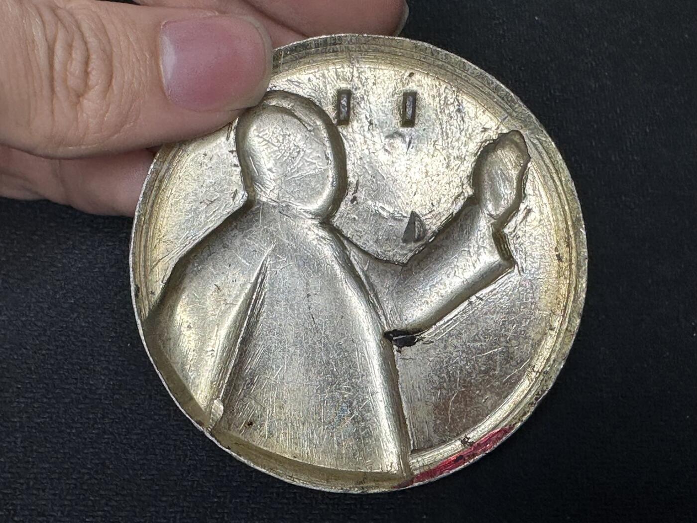 新时代收藏快速小拍 拍卖本周一线所得新货 4月10日场 伟人像章，挥手红旗，品一般