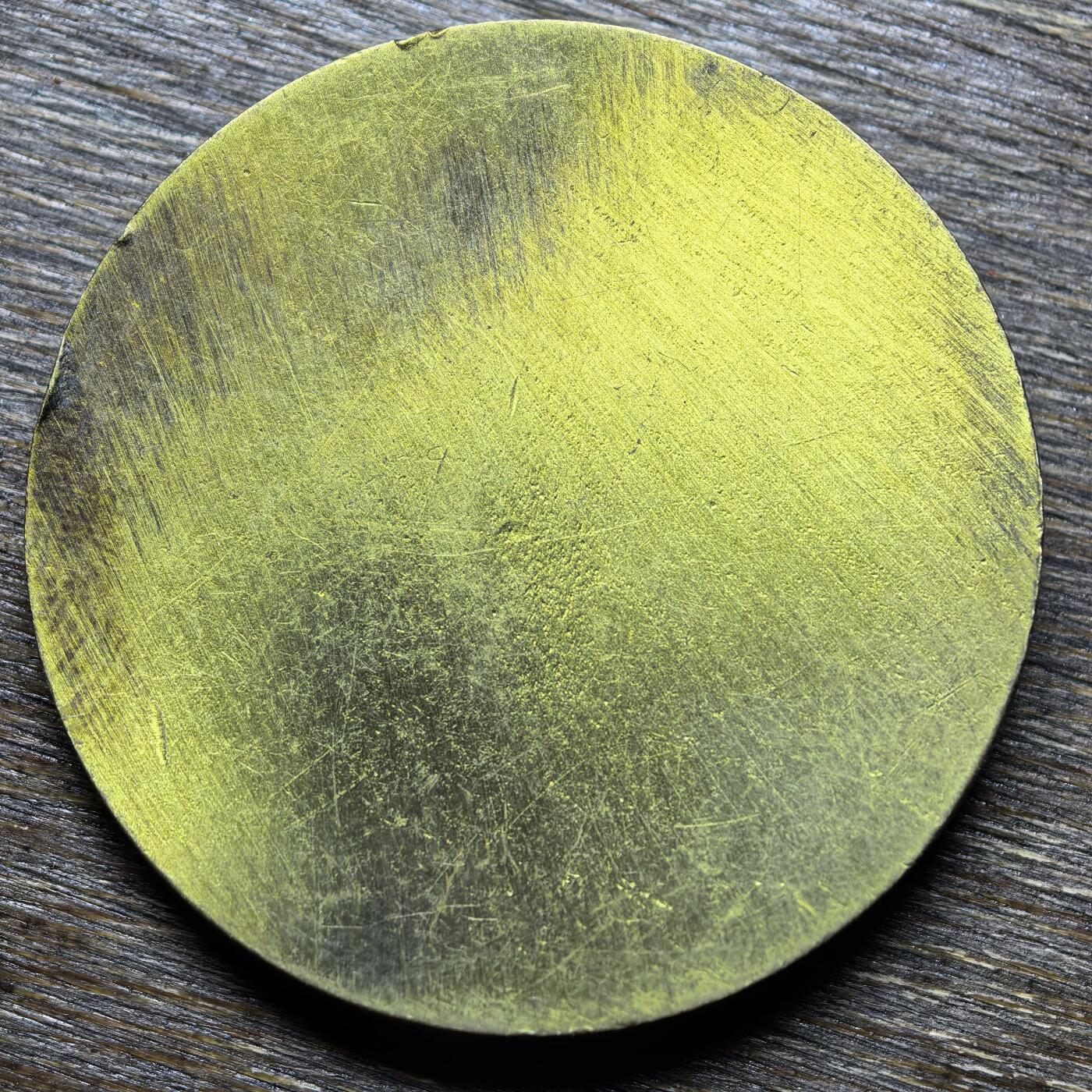  这是一枚纪念英国文豪查尔斯·狄更斯（Charles Dickens）的铜质纪念章，属于文学主题收藏品类