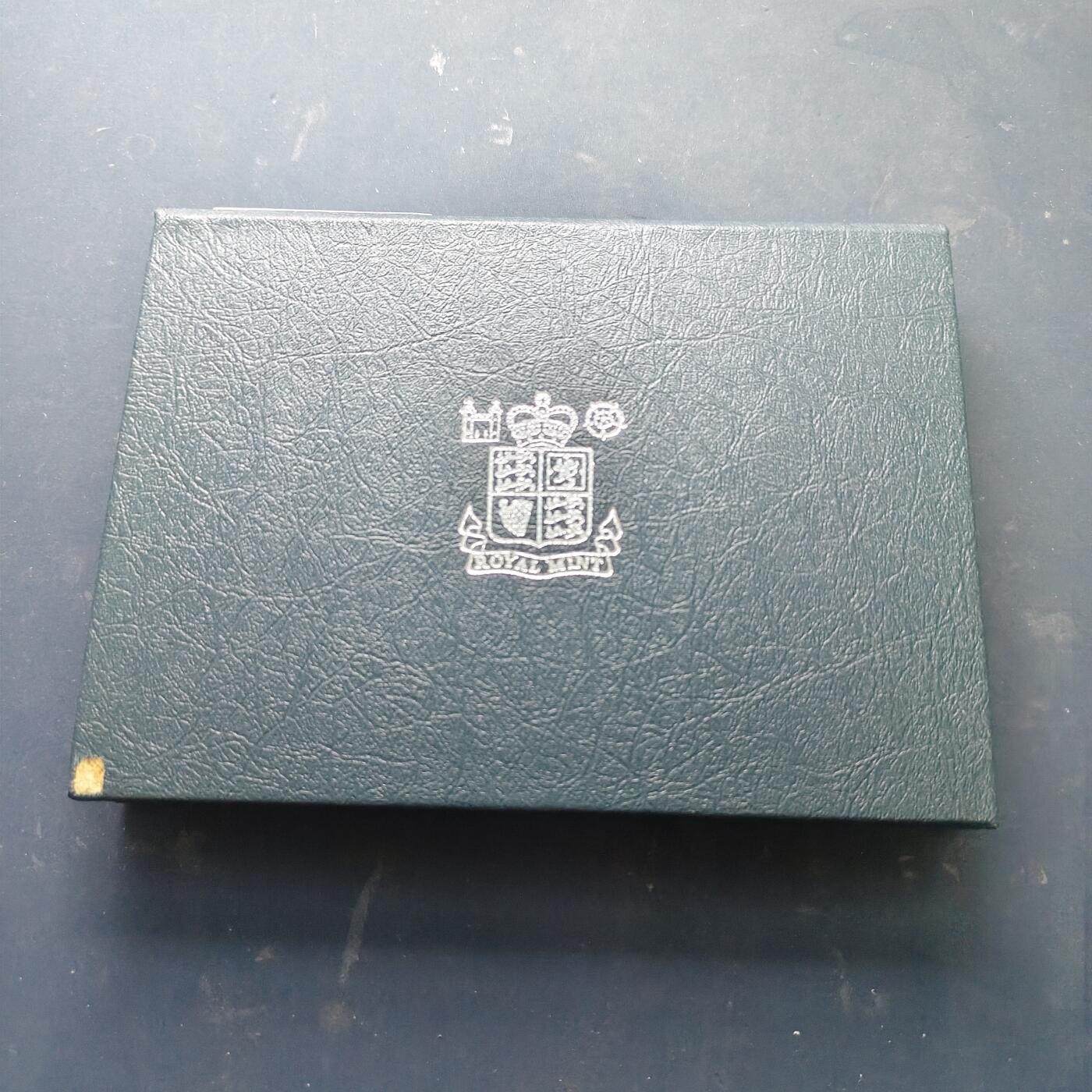 【全场包邮】纯粹捡漏拍519场 英国1984年2版女王头像末年官方蓝本精制套币-含1镑四邦国花系列苏格兰蓟花