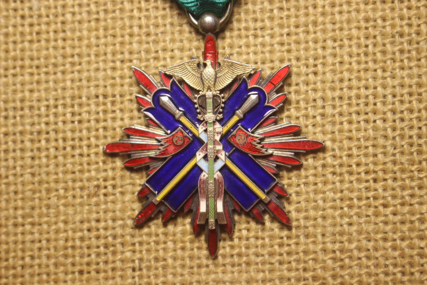 2026.4.11苏、日主题拍卖 五等金鵄章，昭和早式样，银质镀金，局部珐琅，日常佩戴品相，九点十二点方向红色珐琅修补，上挂仿品