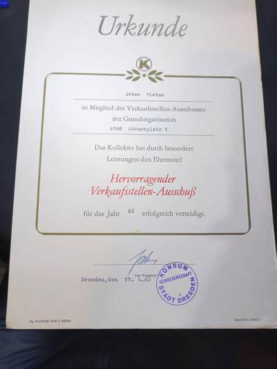 云宸嘉赏-勋臻佳藏四月精品甄选场次（低佣 一元一手） - 民主德国德累斯顿消费合作社「优秀销售网点委员会」多次卫冕荣誉证书 授予伊雷妮・维策女士