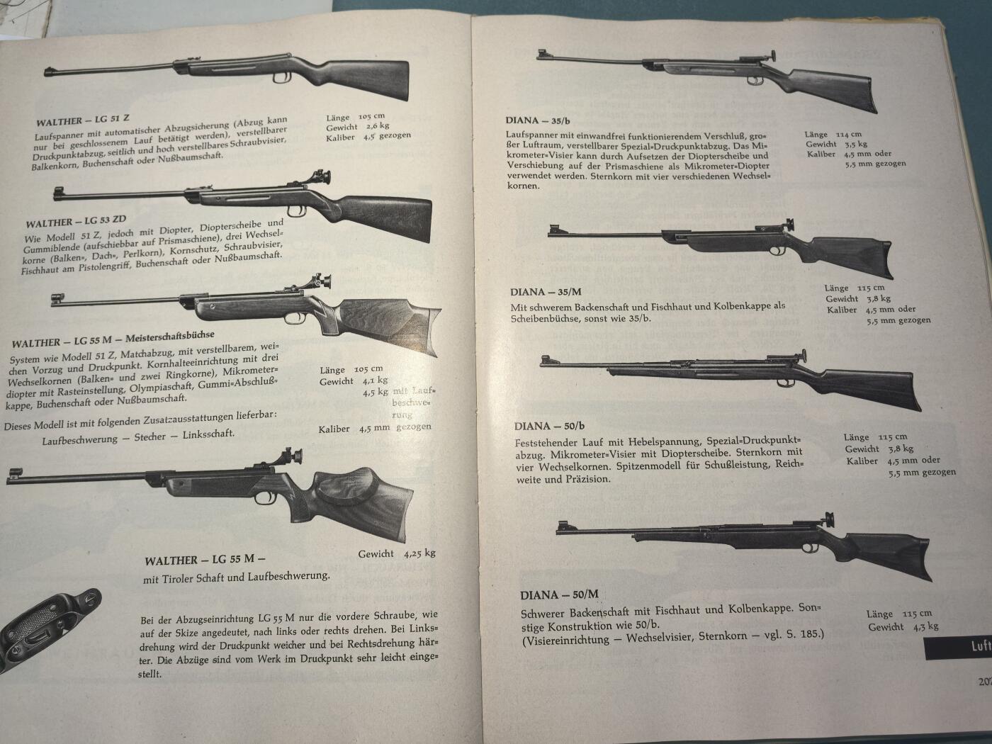 盛世勋华——号角文化勋章邮票专场拍卖第313期 德文军事历史文献 德语区非常经典的《武器年鉴》 枪械、冷兵器、军事历史爱好者的权威参考资料 厚达256页