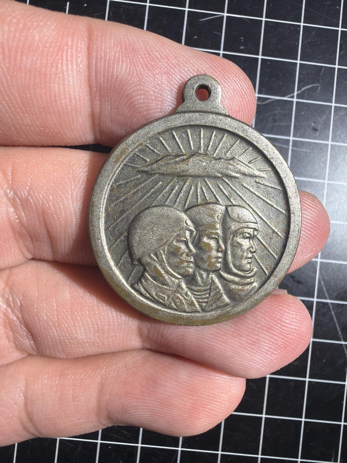 古冰库章牌勋赏收藏0起拍卖 朝鲜海陆空三军纪念章