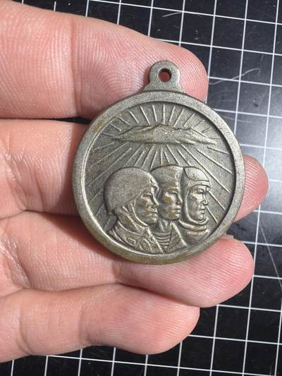 古冰库章牌勋赏收藏0起拍卖 - 朝鲜海陆空三军纪念章