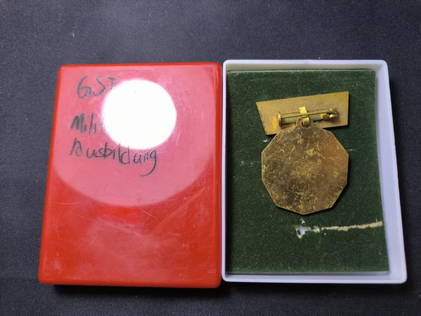 云宸嘉赏-勋臻佳藏四月精品甄选场次（低佣 一元一手） 民主德国GST准军事组织协会 军事训练证章带盒