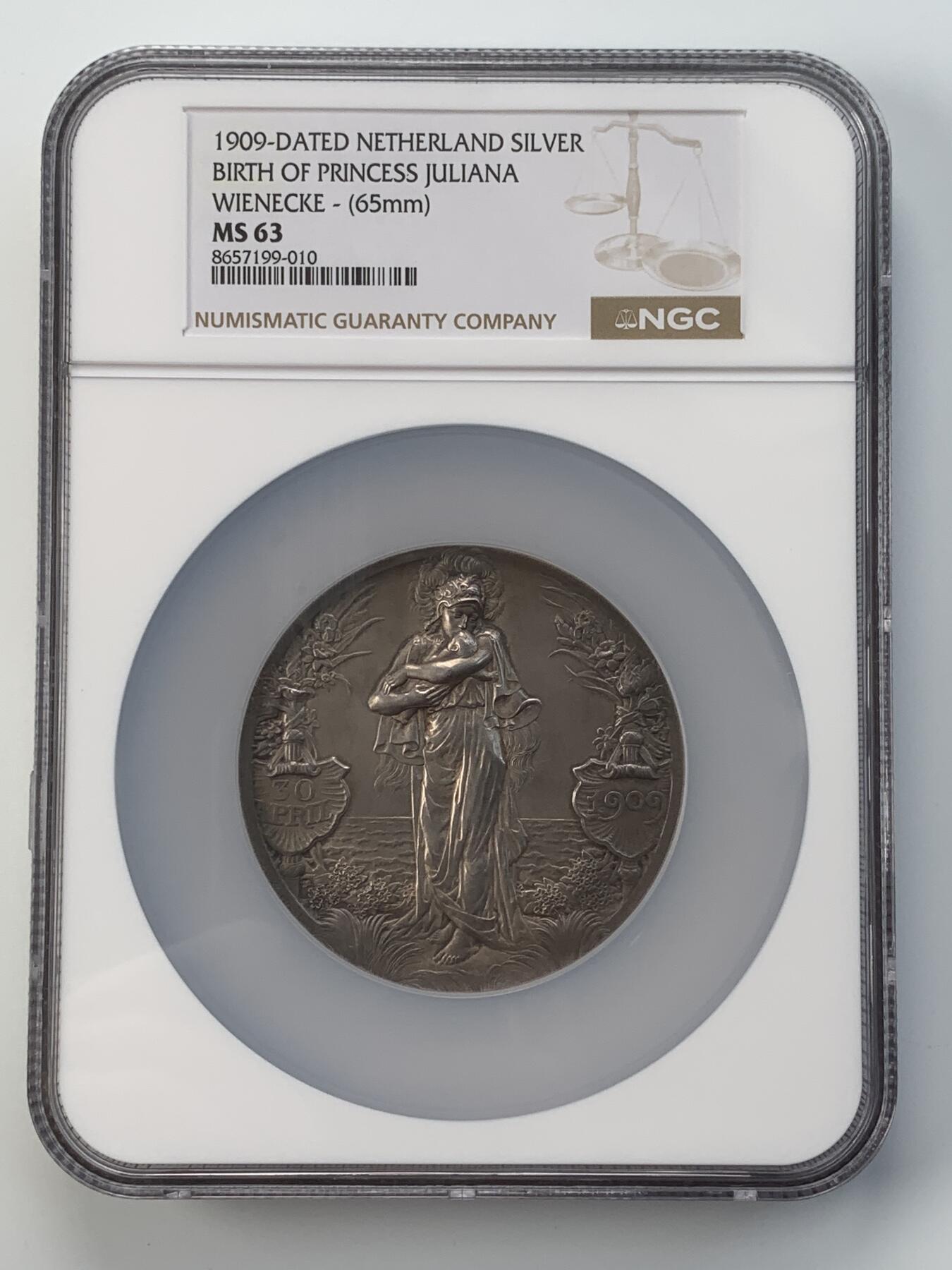 掌中浮雕-藏着的欧洲第057场 NGC MS63 : 1909年荷兰朱莉安娜公主出生银章， 65mm ，111g，J.C.Wienecke雕刻.，原盒。背面人物是荷兰女王威廉明娜和丈夫海因里希