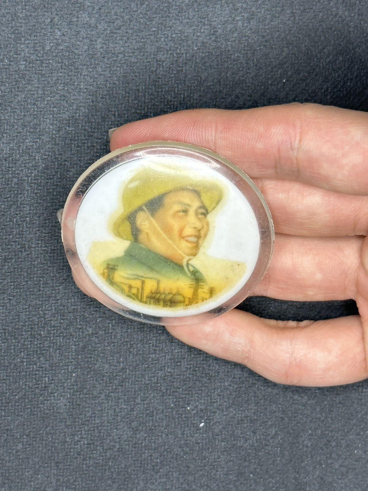 新时代收藏快速小拍 拍卖本周一线所得新货 4月10日场 有机玻璃像章，伟人戴草帽，伟人故乡制