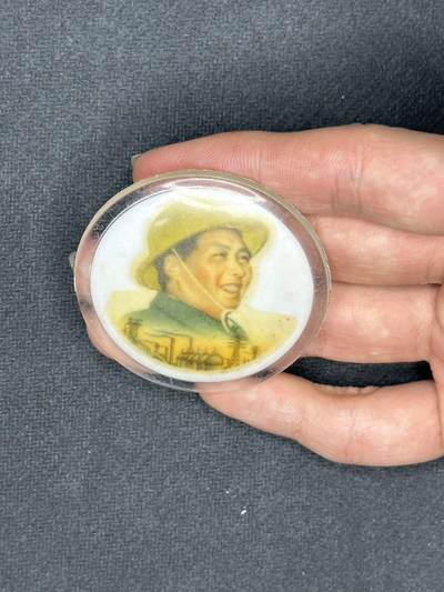 新时代收藏快速小拍 拍卖本周一线所得新货 4月10日场 - 有机玻璃像章，伟人戴草帽，伟人故乡制