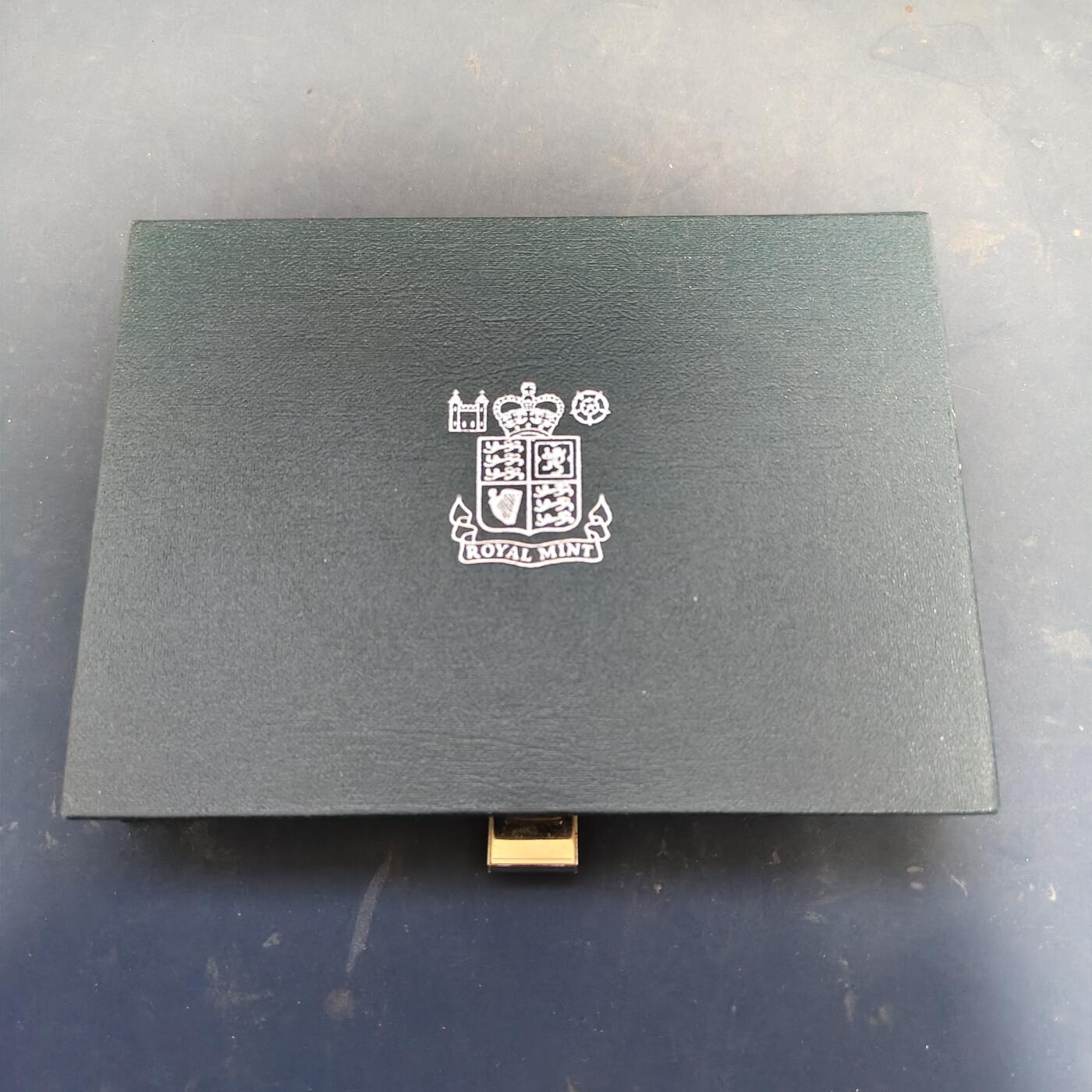 【全场包邮】纯粹捡漏拍519场 英国1987年官方蓝本精制套币-盒证全-含1镑四邦国花系列英格兰橡树