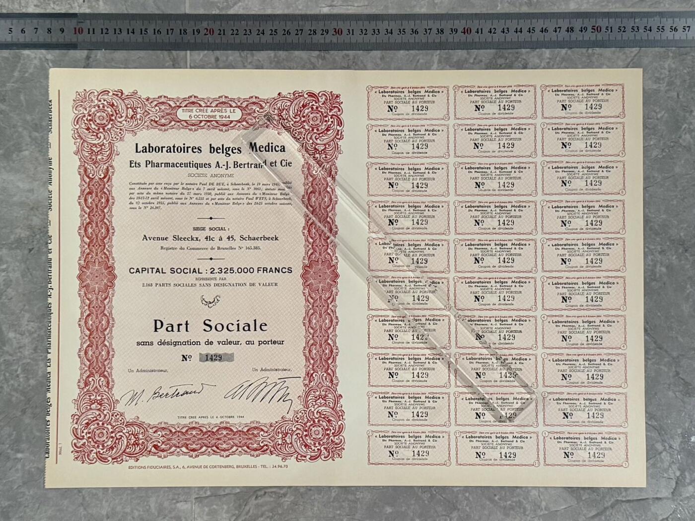 上世纪初国外股票金融票证限时拍，全场包邮0佣金，第260409期   【乾奕收藏】比利时Laboratoires belges Medica Ets Pharmaceutiques A.-J. Bertrand and Cie医药公司股票，1944年10月6日发行，编号1429，壹股，附完整息票，红底花纹防伪设计，附带公司注册信息和两位管理人员手签，右侧附联完整，适合老证券、股票、历史资料收藏