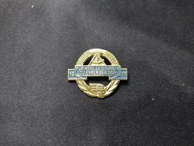 云宸嘉赏-勋臻佳藏四月精品甄选场次（低佣 一元一手） - 民主德国 青年团“为东德的荣誉作出卓越贡献”金级证章