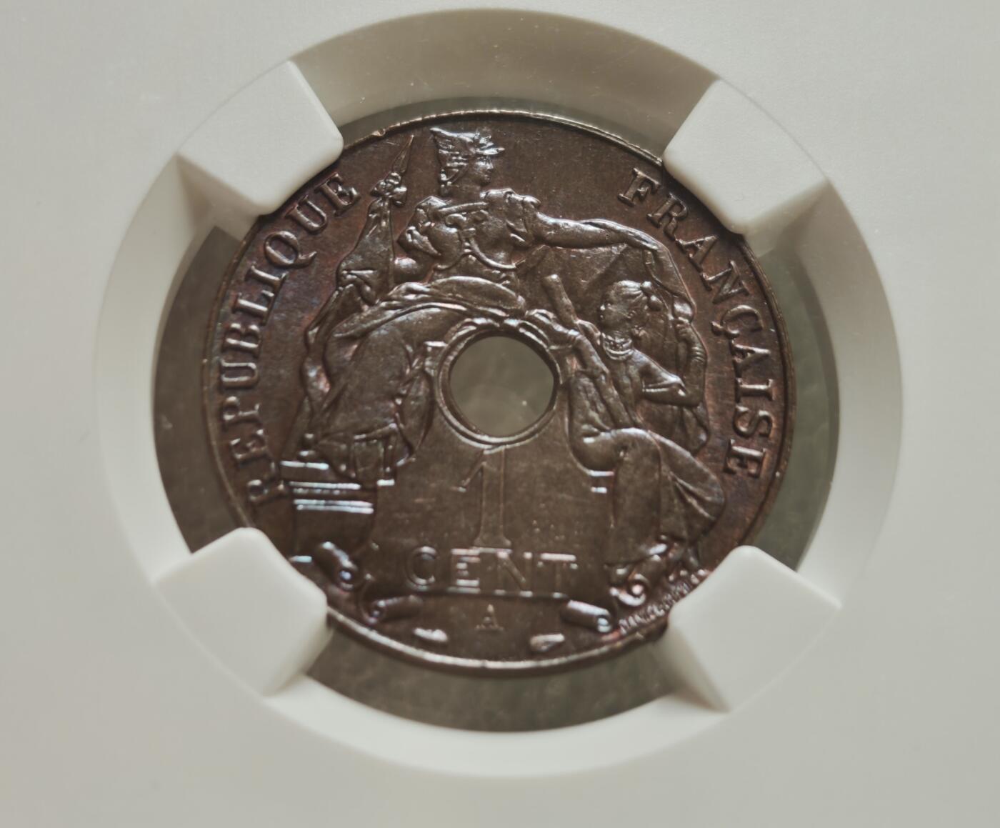 瓶子🏺第236期拍卖会  法属印度支那（French Indochina，今越南、老挝、柬埔寨地区）于1939年发行的百分之一分（1 Cent）圆孔铜币，由国际顶级钱币评级机构NGC（Numismatic Guaranty Company）评级为 MS 63 BN