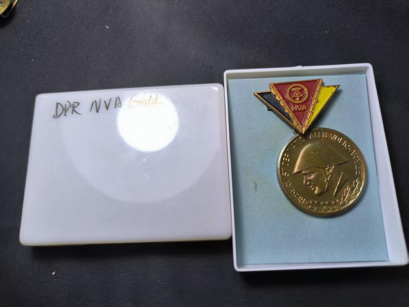 云宸嘉赏-勋臻佳藏四月精品甄选场次（低佣 一元一手） 民主德国人民军预备役军官奖章带盒 早期版五彩镀层非常漂亮