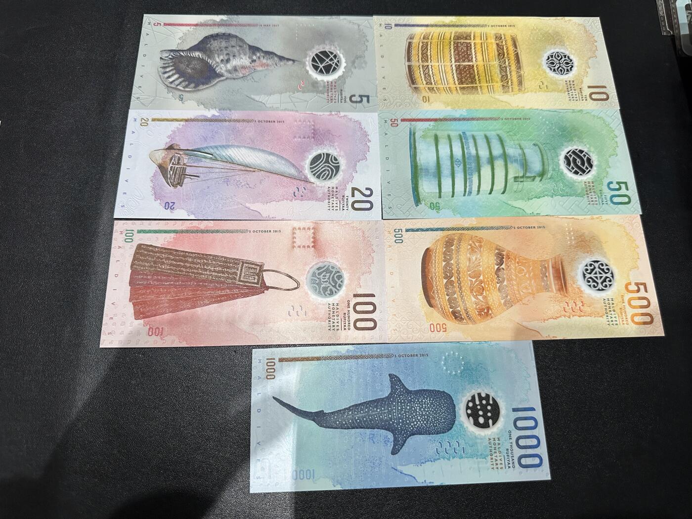 《外钞收藏家》第六百二十五期（精选场）（长期征集拍品、欢迎藏友们联系合作） 2015年马尔代夫塑料钞5-1000 七张一起 全新UNC A冠 全同号 豹子号111 倒置号 人二